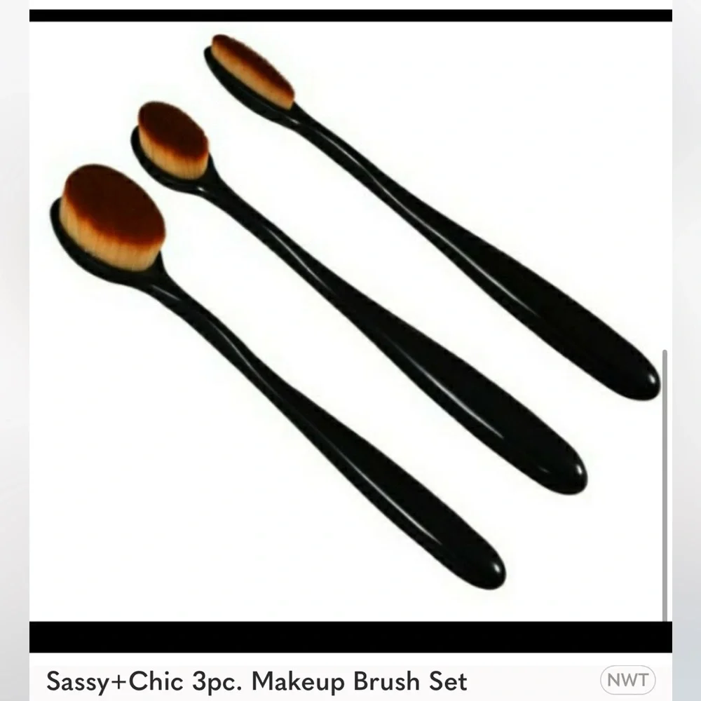 Oval Eye Brushes for Foundation, Contour and Shadow.